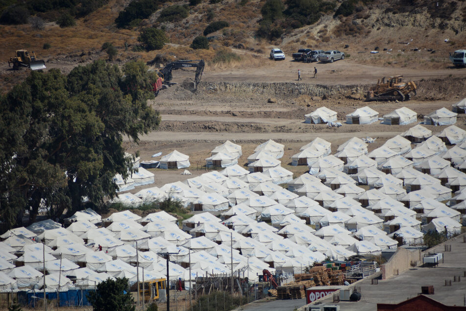 Im provisorischen Zeltlager Kara Tepe wenige Kilometer nördlich der Ortschaft Mytilini stehen neu aufgebaute Zelte für die Umsiedlung von Migranten und Flüchtlingen nach dem Brand im Flüchtlingslager in Moria.
