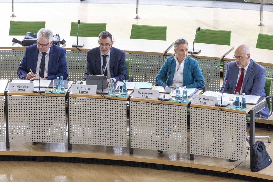 Vier Vertreter von Wirtschaftsministerium und Aufbaubank standen dem Petitionsausschuss Rede und Antwort.