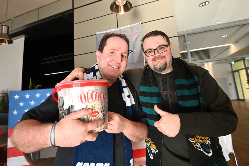 Auch Christian Meyer (43, l.) und Jörg Richter (46) vom Studentenwerk Chemnitz-Zwickau freuen sich auf den Super Bowl.