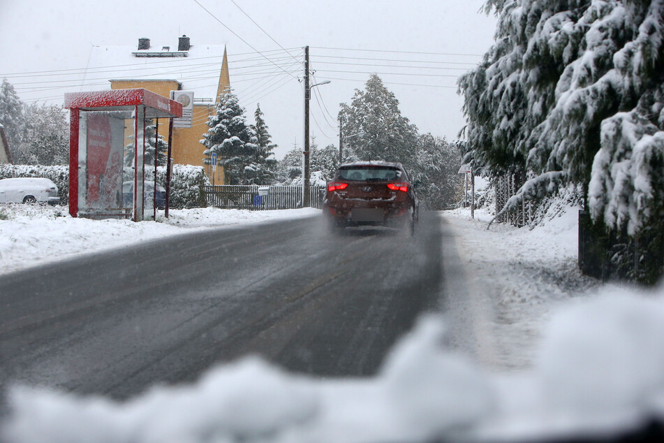 Am Wochenende könnte es noch glatter auf Sachsens Straßen werden: Es werden Schnee und Bibber-Temperaturen erwartet (Archivbild).