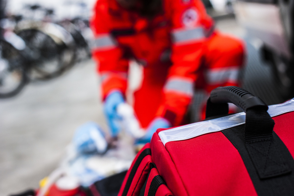 Die Einsatzkräfte konnten den um Hilfe rufenden Mann leicht verletzt bergen (Symbolfoto).