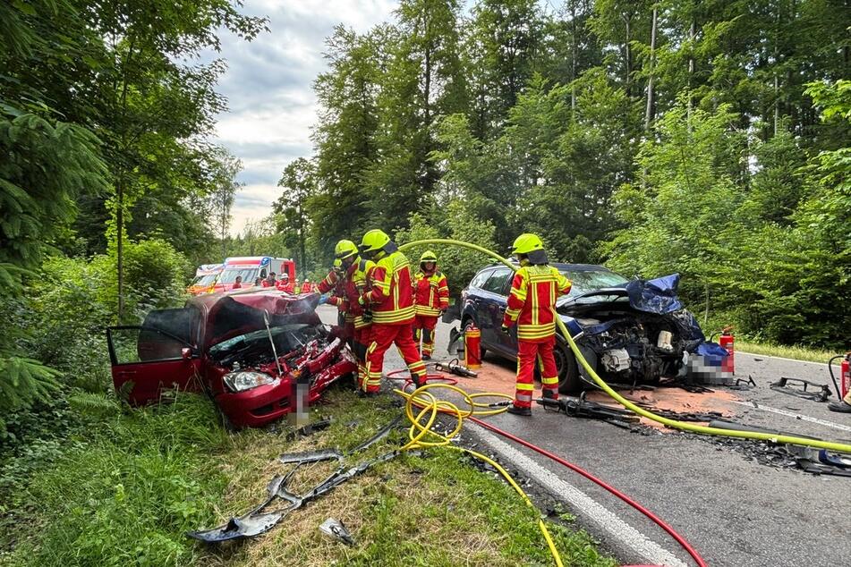 Die Feuerwehr rettete zwei Personen aus ihren Wagen.
