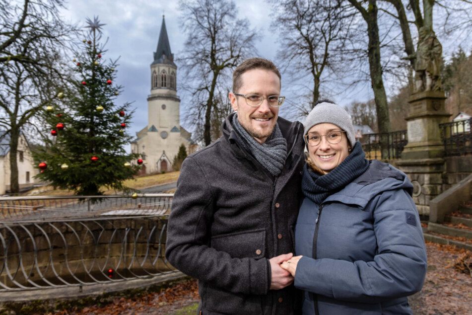 Zurück im Erzgebirge: Josephine Burke (38) und ihr Ehemann Eric (37) vor der Stadtkirche in Johanngeorgenstadt.