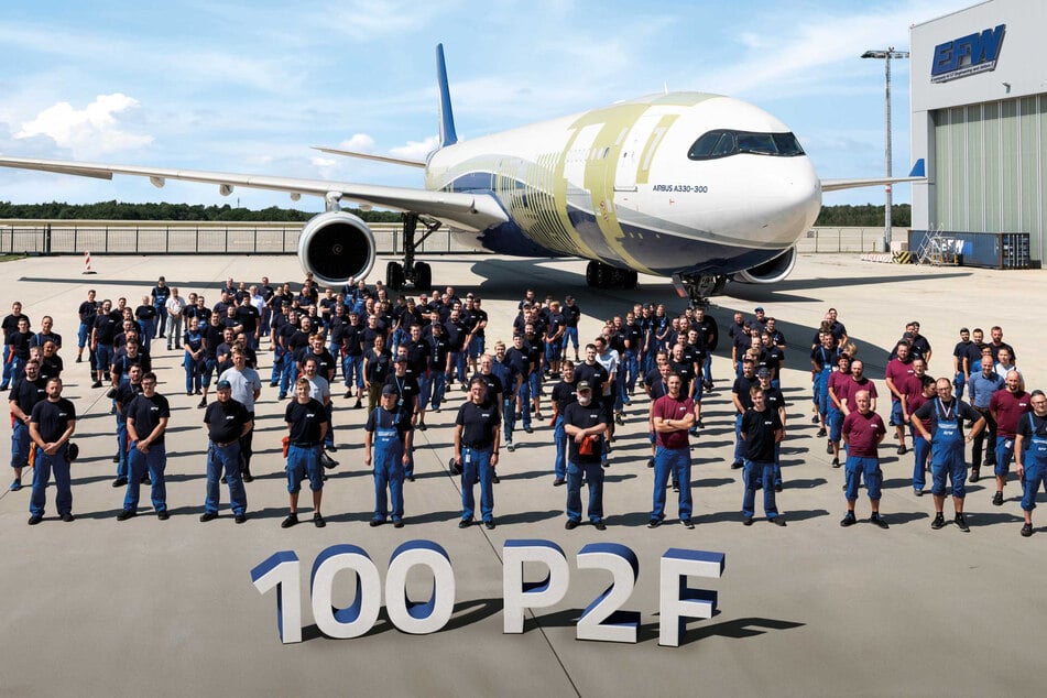 Stolz: Die EFW-Mitarbeiter mit dem 100. umgebauten Flieger. "P2F" steht übrigens für "Passenger to Freighter", also vom Passagier- zum Frachtflugzeug.