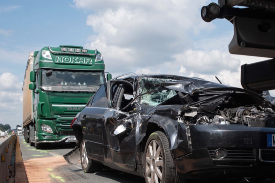 Unfall A3: Schwerer Auffahr-Unfall auf A3: Audi zwischen zwei Laster gepresst!