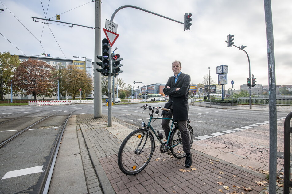 Ralph Sontag (51) vom ADFC sieht noch Verbesserungsbedarf für Radverkehr in Chemnitz, zum Beispiel am Falkeplatz.