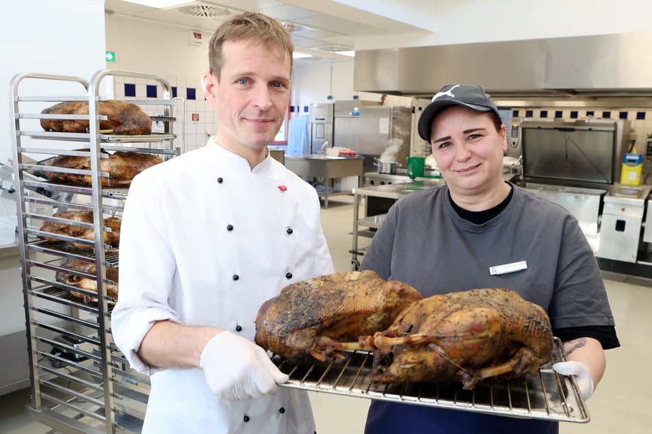 Küchenchef Siegfried Heß (40) und Manuela Kretzschmar (45) mit dem Gänsebraten to go.