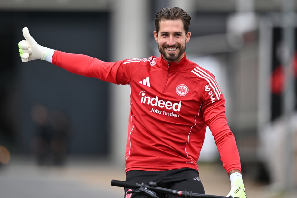 SGE-Keeper Kevin Trapp (35) ist dank einer verrückten Fan-Aktion wieder bester Laune.