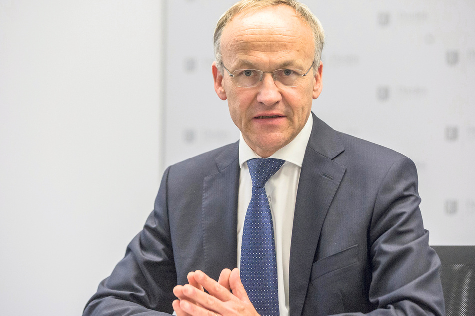Vor Auslaufen seiner Amtszeit hat Finanzbürgermeister Peter Lames (58, SPD) mit seinem Team ein 2100 Seiten starkes Zahlenwerk erarbeitet.
