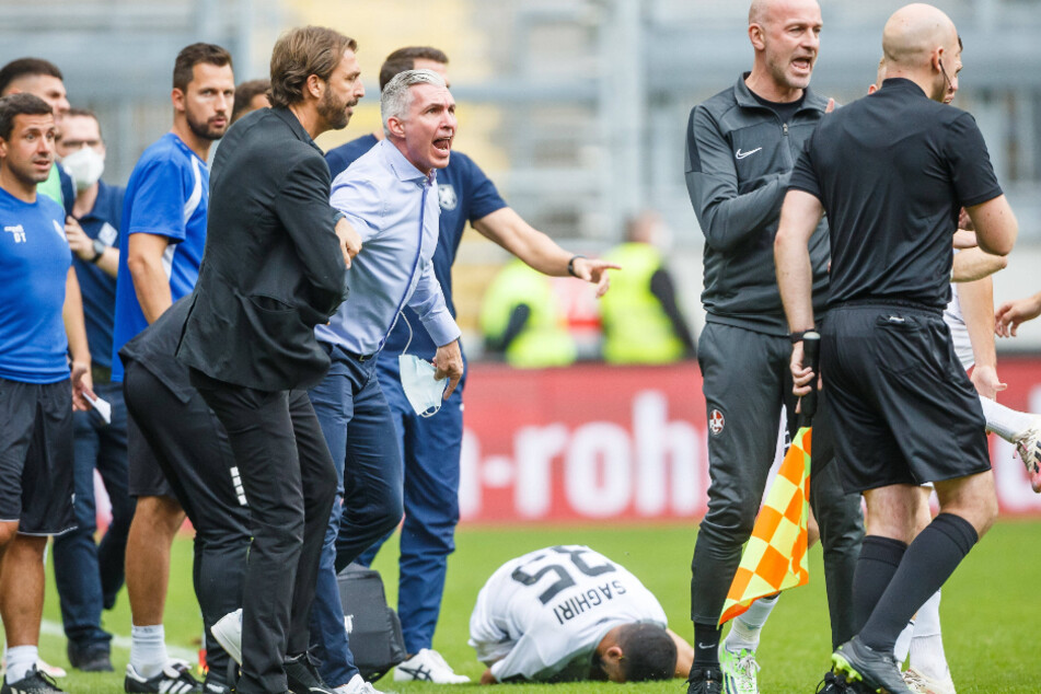 Mannheims sportlicher Leiter Jochen Kientz (48, Mitte im hellblauen Hemd) eskaliert nach dem Foul von Lauterns Redondo völlig.