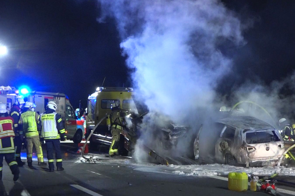 Wagen kracht in Pannenfahrzeug: Autos in Flammen, vier Personen schwer verletzt!