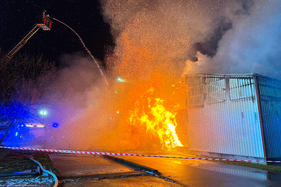 Flammen schlagen aus der Lagerhalle der Agrargenossenschaft in Buschkuhnsdorf – es entstand ein Schaden von mehr als einer Million Euro.