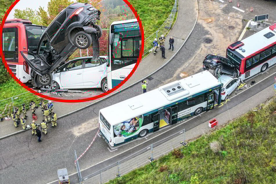 Kurioser Unfall: Autos zwischen zwei Bussen eingeklemmt, drei Personen verletzt