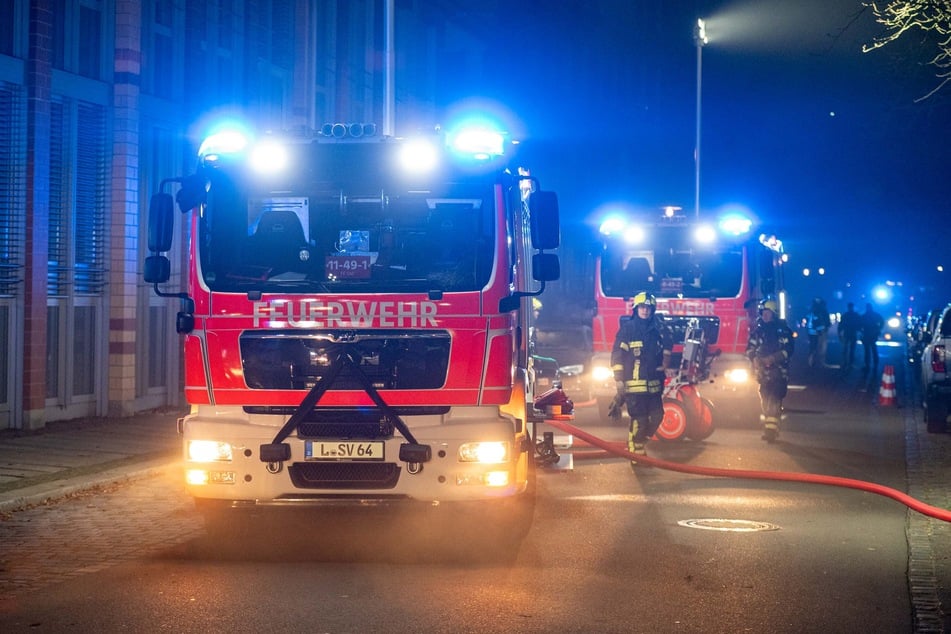 Einsatzkräfte der Feuerwehr auf der Eilenburger Straße im Lene-Voigt-Park. In der Grünanlage im Leipziger Südosten ist es Samstagnacht schon wieder zu einem Brand gekommen.