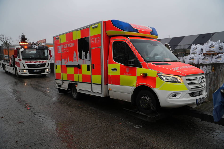 Der Rettungswagen stand an einer roten Ampel, als es knallte.