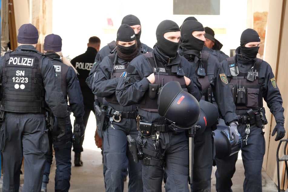 Ein Polizeitrupp holte sich plötzlich die Flagge vom Mast. (Symbolbild)