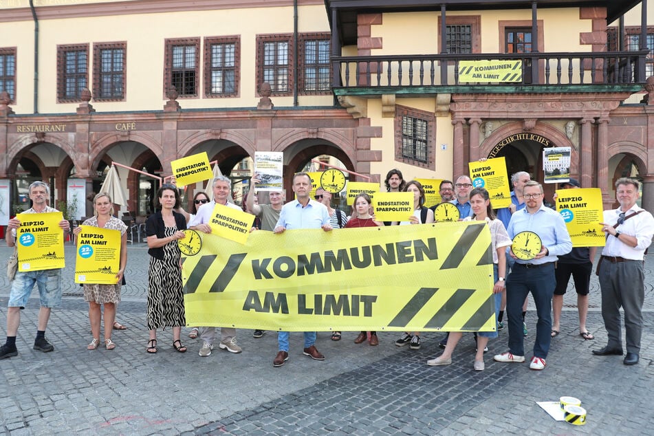 Leipzigs Kämmerer Torsten Bonew (54, CDU, Mitte) am Montag vor dem Alten Rathaus. Wie viele andere Städte und Gemeinden nahm auch die Messestadt an der Aktion "Kommunen am Limit" teil.