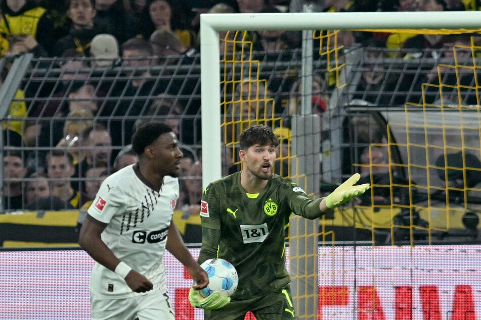 Gregor Kobel (right) with the BVB today Abend zur Verfügung stehen.