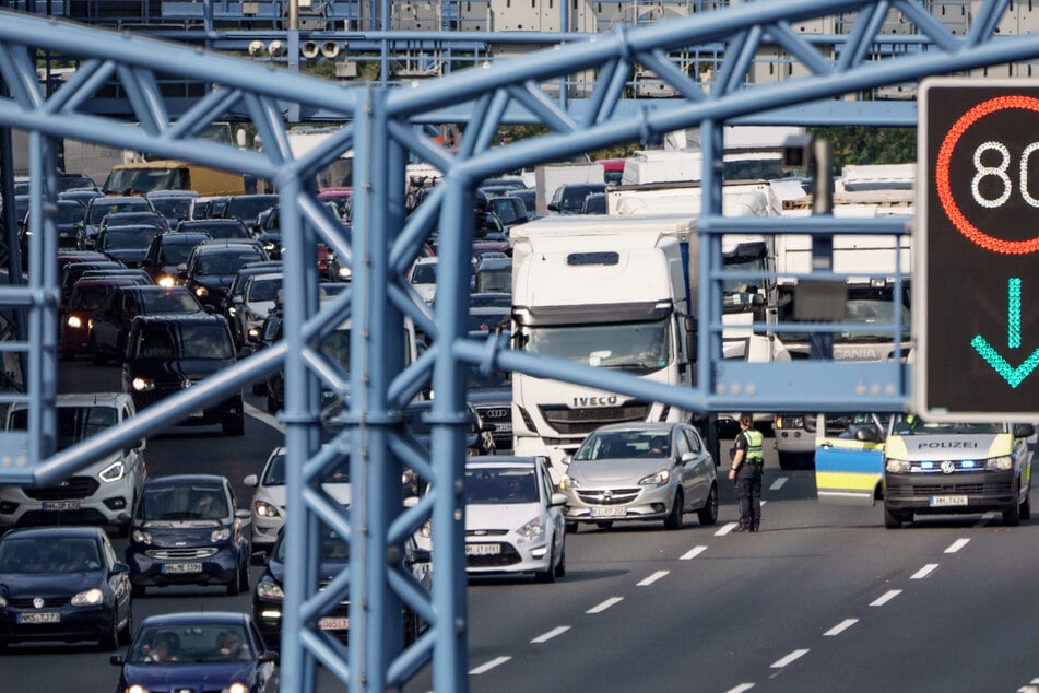 Fahrzeuge stauen sich auf der Autobahn A7 in Hamburg-Schnelsen in Richtung Süden vor dem Elbtunnel. (Archivbild)