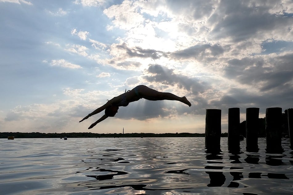 Der Sprung ins kühle Nass wie hier am Cospudener See bei Leipzig ist am Wochenende fast schon Pflicht: Sachsen kann sich auf Temperaturen bis zu 33 Grad freuen!