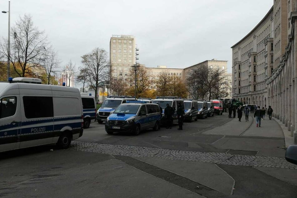 Die Polizei ist mit zahlreichen Einsatzwagen vor Ort.