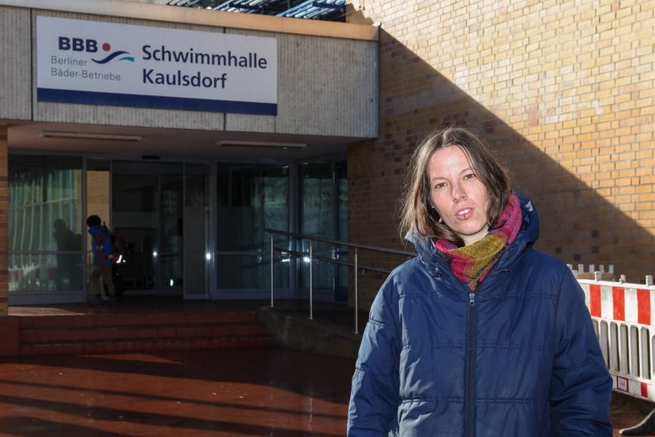 Lotte Mies (33) hat erfolgreich Beschwerde eingelegt, weil ihr im Dezember 2022 in der Schwimmhalle Kaulsdorf das Schwimmen nur mit Badehose untersagt worden war.