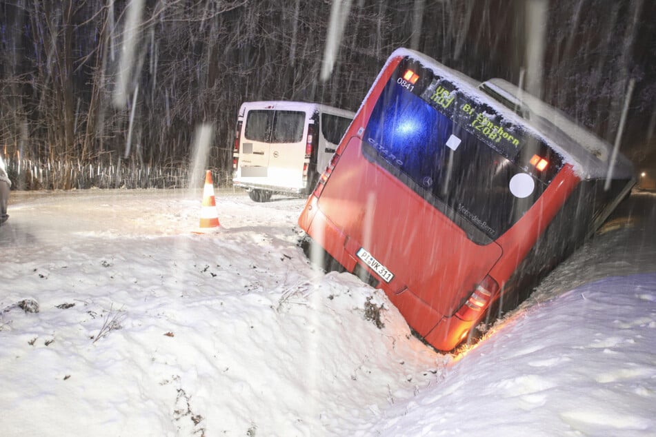 Unfall A1: Schneechaos im Norden: Lkw blockiert stundenlang die A1, Bus landet im Graben