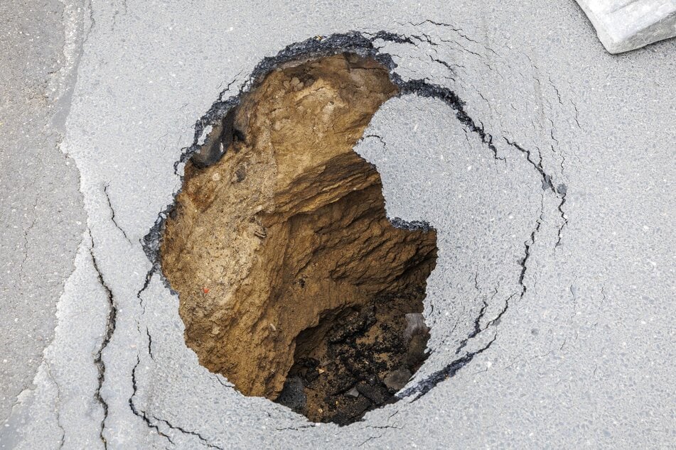 Warum hier die Fahrbahn einbrach, ist noch unklar.