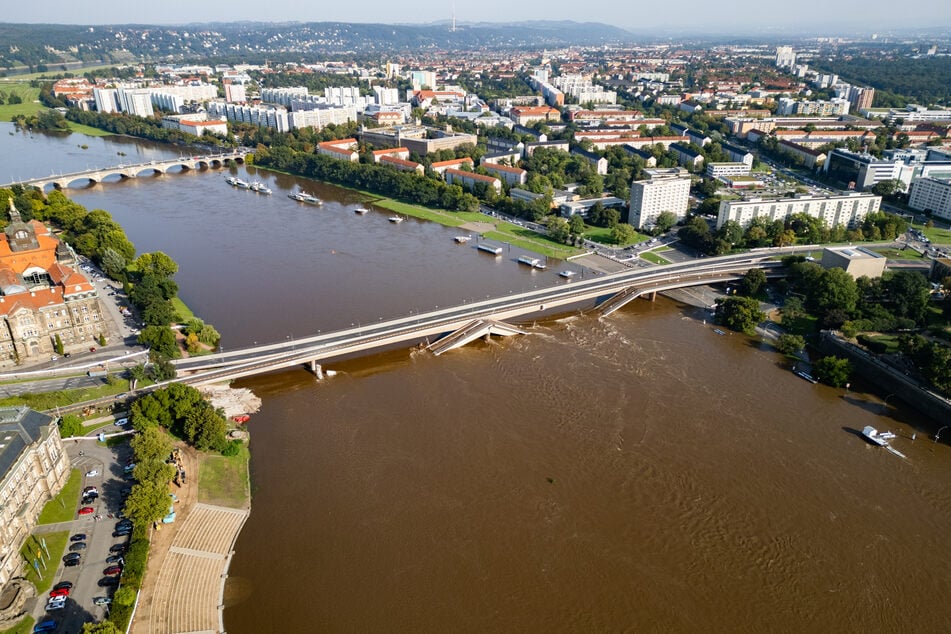 Ab Donnerstag dürften Bewohner der Elbstädte in Sachsen durchatmen, dann sollen die hohen Wasserstände fallen.