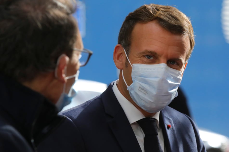 Emmanuel Macron (42), Präsident von Frankreich, trifft am Donnerstag zu einem EU-Gipfel im Gebäude des Europäischen Rates ein. Sein Land ächzt derzeit wieder erheblich unter Corona.