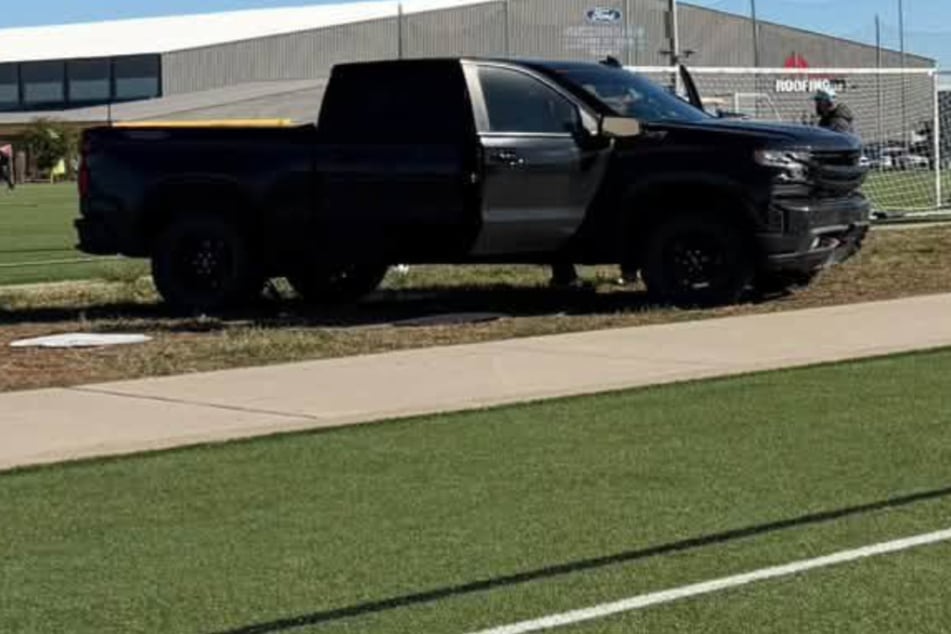 Frau rast mit Pick-up bei Fußballspiel aufs Feld: Kind und Mann verlieren Leben, viele Menschen verletzt