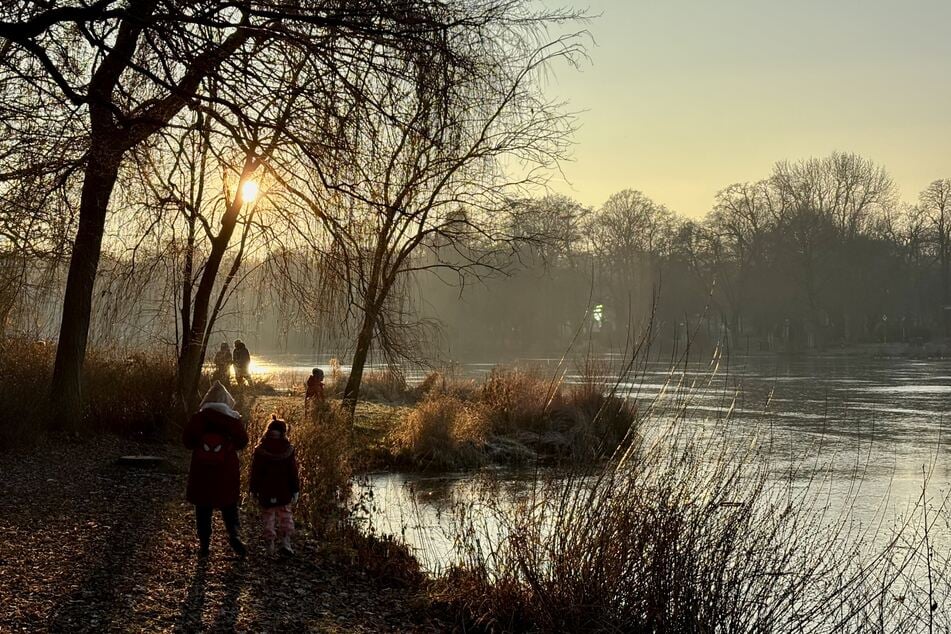 Das trockene Wetter lädt dazu ein herauszugehen, wie hier zum Beispiel am Schlossteich in Chemnitz. (Archivbild)