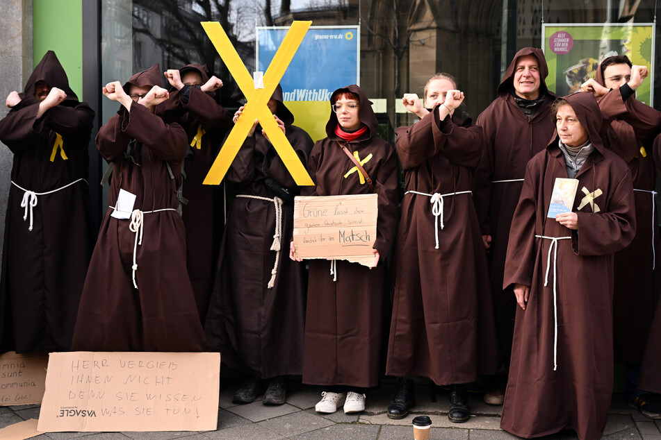 Klima-Aktivisten haben vor der Grünen-Parteizentrale in Düsseldorf in Mönchs-Kostümen protestiert.