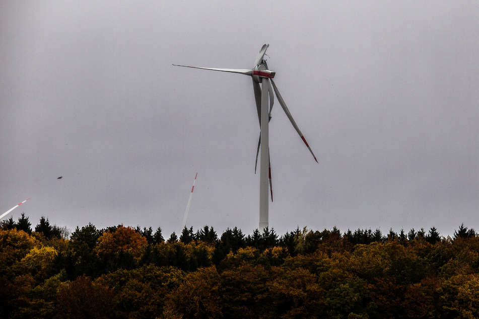 Mit abgerissenen Flügeln ist ein Windrad in einem Waldstück zu sehen. Die Trümmerteile der Windkraftanlage wurden vom Sturm am Donnerstag weggeschleudert.