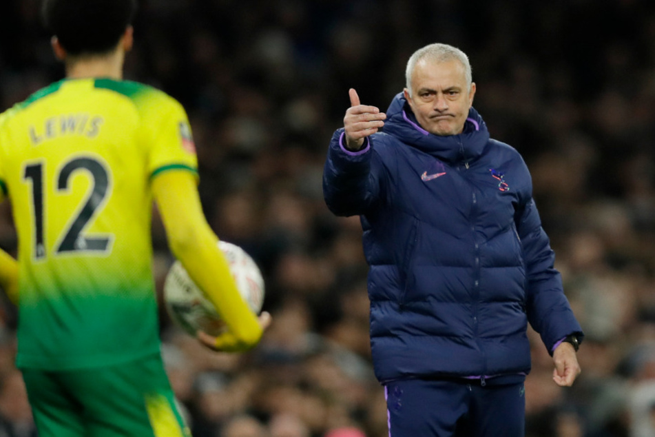 Jose Mourinho, Trainer Tottenham Hotspur, gestikuliert am Spielfeldrand.