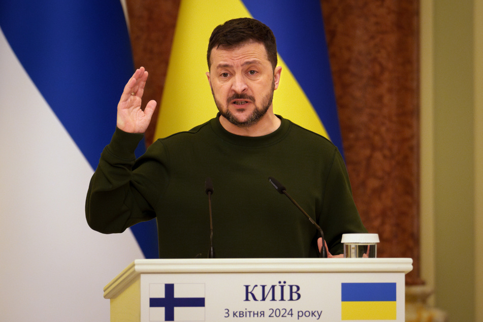 Wolodymyr Selenskyj (46) hat das Zögern im Westen bei der Militärhilfe für die Ukraine als völlig inakzeptabel kritisiert.