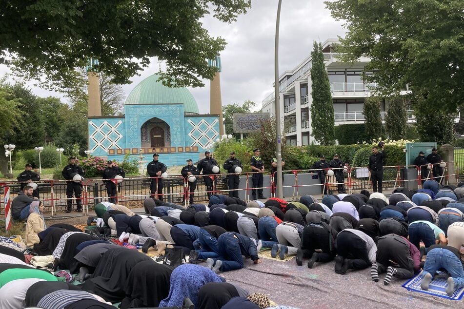 Trotz Schließung der Blauen Moschee treffen sich viele Gläubige regelmäßig zum Freitagsgebet. Polizeiaufgebote und Straßensperren sind dafür nötig.