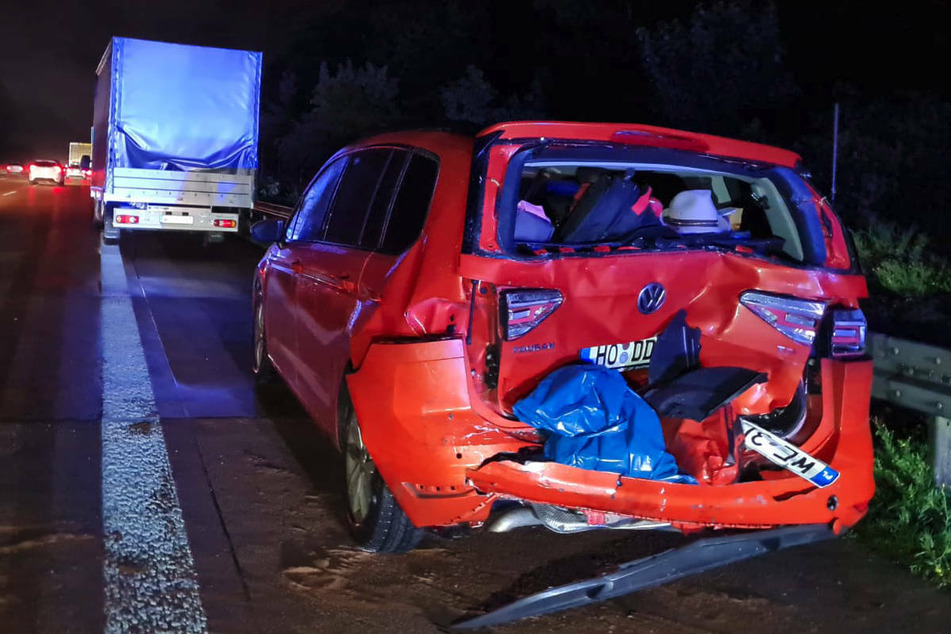 Das Heck des VWs ist bei dem Auffahrunfall stark eingedrückt worden.