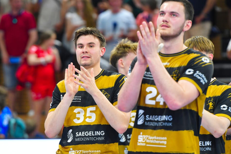 Nach Abpfiff verabschiedet der Verein einige Spieler und versteigert die originalen Saisontrikots.