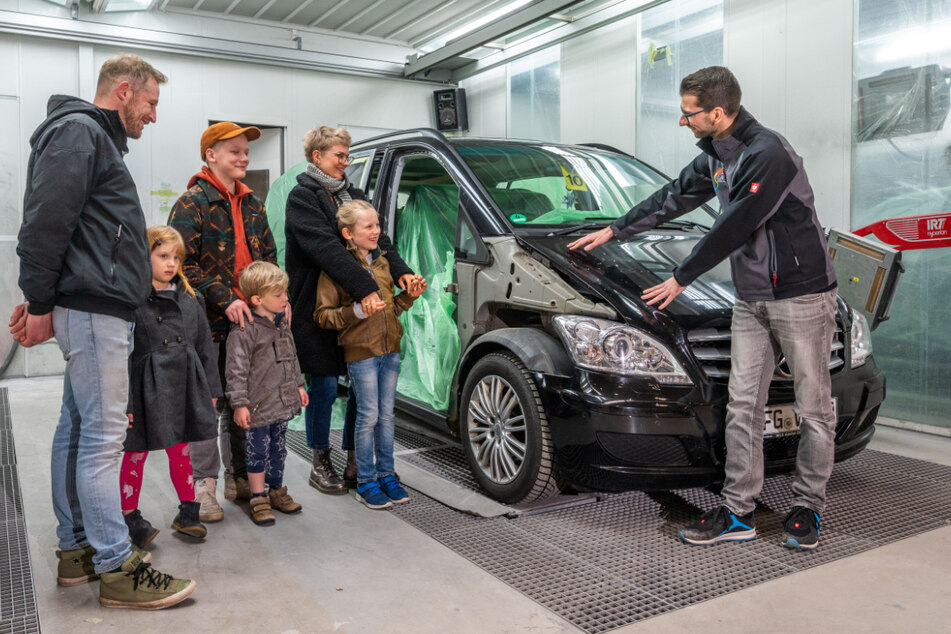 Werkstatt-Besuch: Benjamin Liebert (30, r.) zeigt Sophie Gerber (33), ihrem Mann Martin Gerber (37) und ihren vier Kindern die Arbeiten.