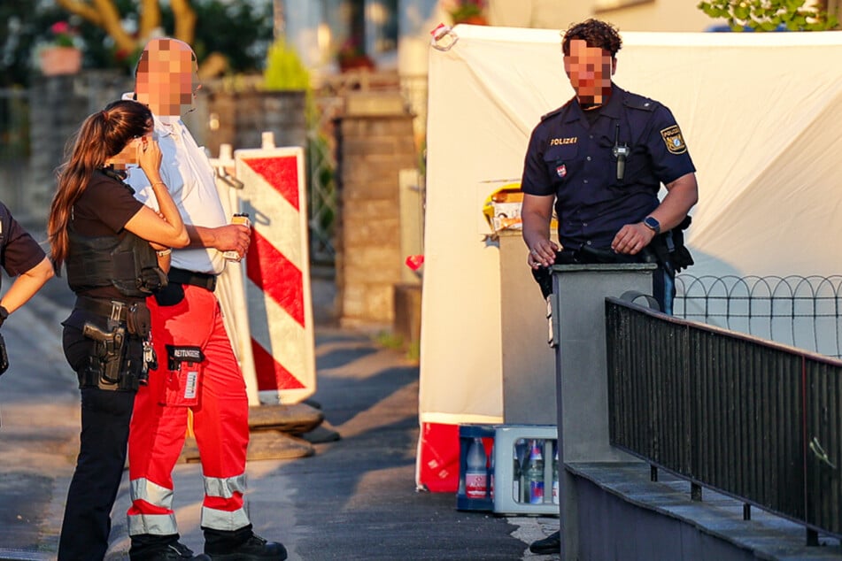 In einem Haus in Alzenau wurden am Donnerstagabend zwei tote Frauen entdeckt, die Polizei rückte zu einem Großeinsatz aus.