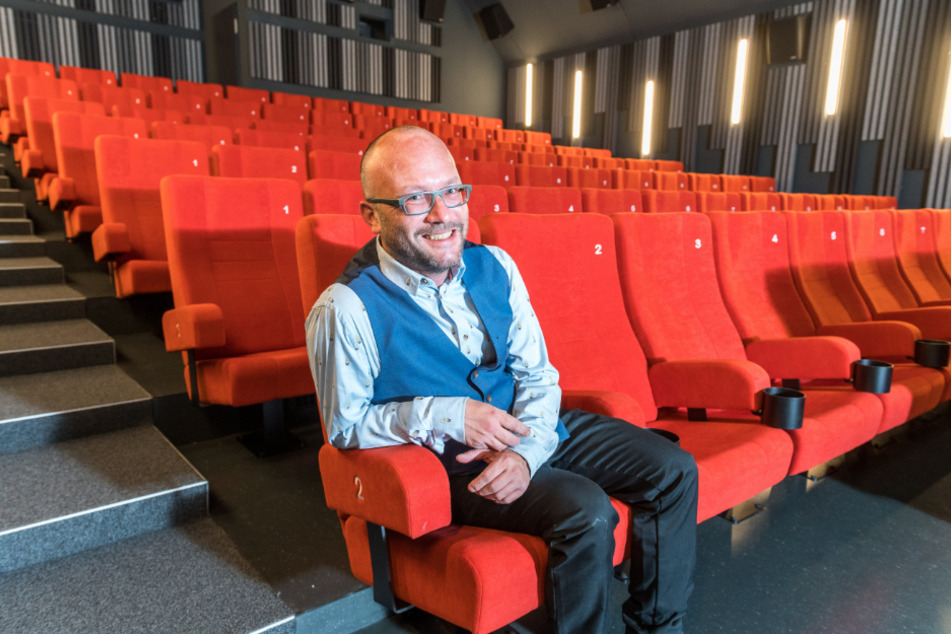 Bald bleiben die roten Sessel wieder leer. Am Wochenende lädt Bernhard Reuther (42) aber noch ins neue Zentralkino im Kraftwerk Mitte.
