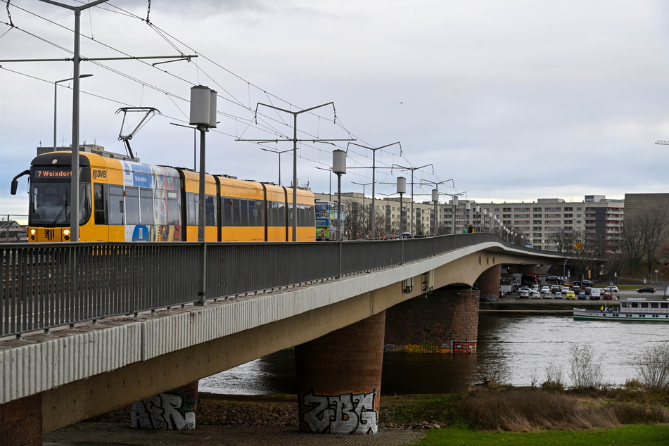 Soll im kommenden Jahr saniert werden: Auf dem Brückenzug C (flussabwärts) rollt derzeit noch die Straßenbahn.