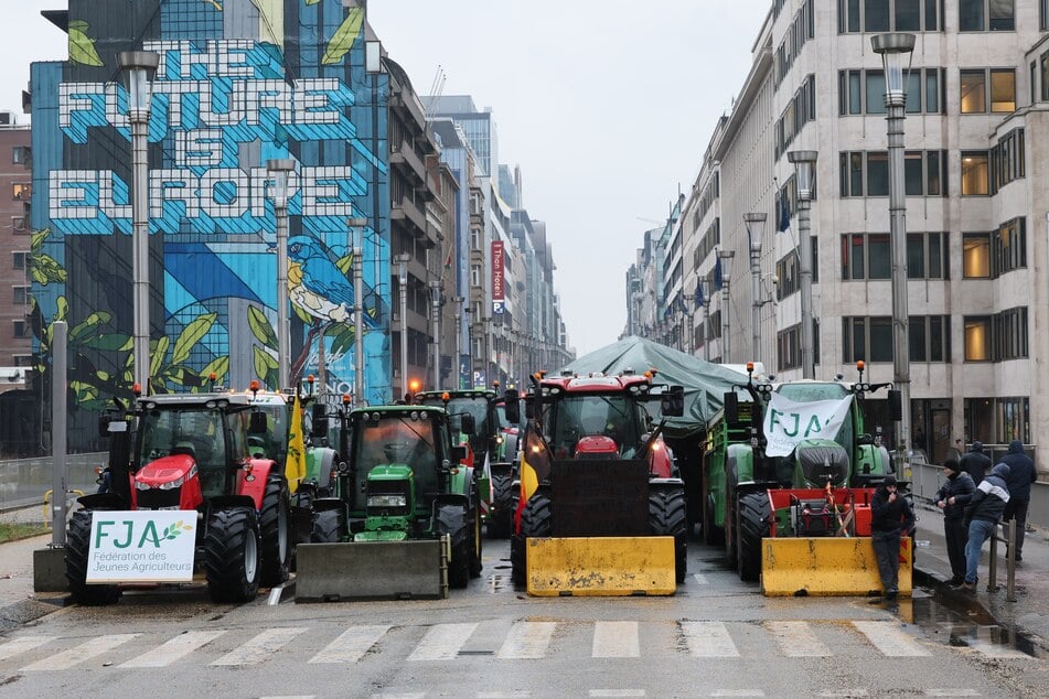 Traktoren stehen am heutigen Montagmorgen in der Wetstraat/Rue de la Loi (Brüssel, Belgien) während einer Protestaktion der Bauernverbände.