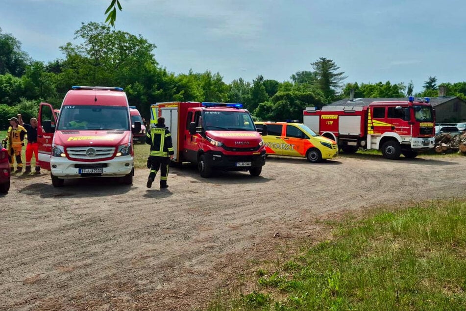 Die Feuerwehr ist mit einem Großaufgebot vor Ort.