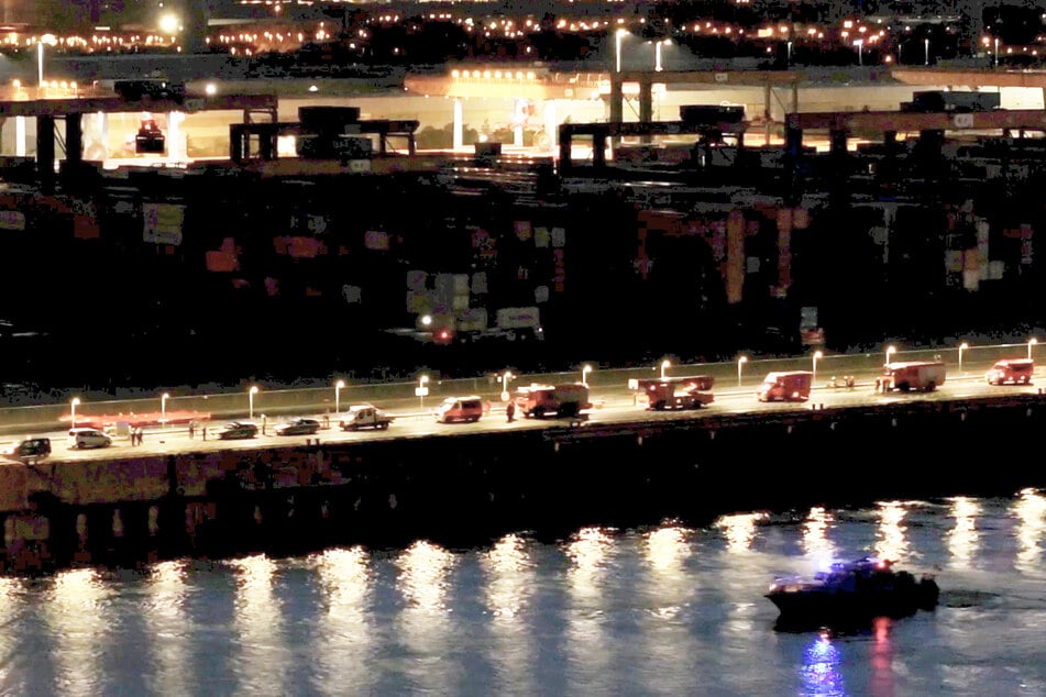 Zahlreiche Einsatzkräfte eilten in den Hafen, um den Mann von der Containerbrücke zu holen.