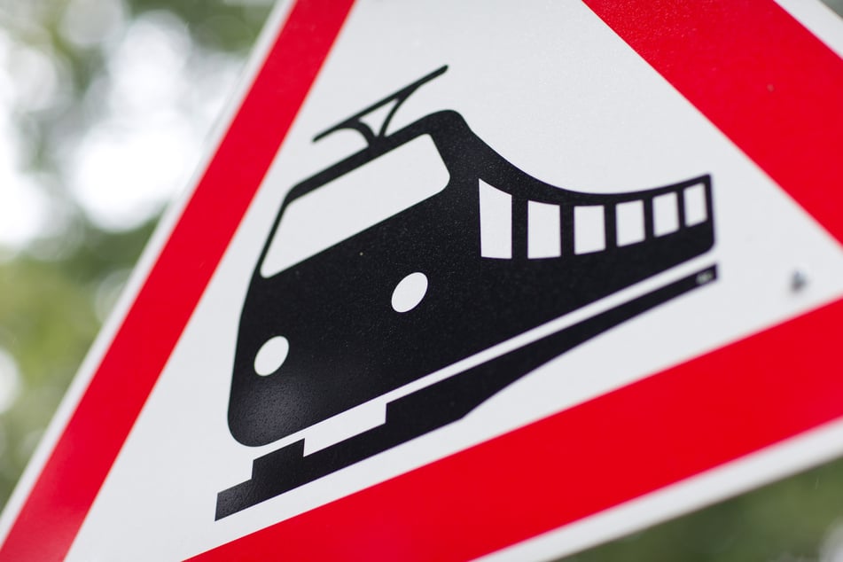 Das Auto wurde beim Überqueren des Bahnübergangs von dem Zug erfasst. (Symbolfoto)