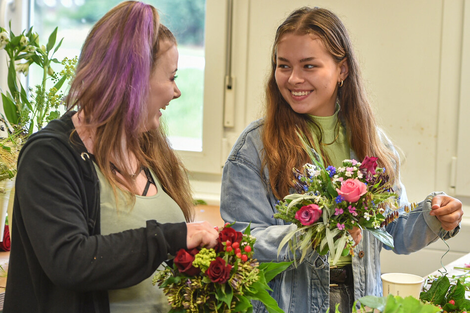 Jacqueline Reichel (17, links) und Angelina Gesell (17) binden im Schulzentrum Altroßthal die kleinen Sträuße.