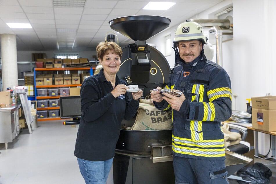 Ines Kreher (59) vom Kaffeekraftwerk und Brandbekämpfer Bernd Ültzhöfer (37) sind stolz auf ihr gemeinsames Espresso-Projekt.