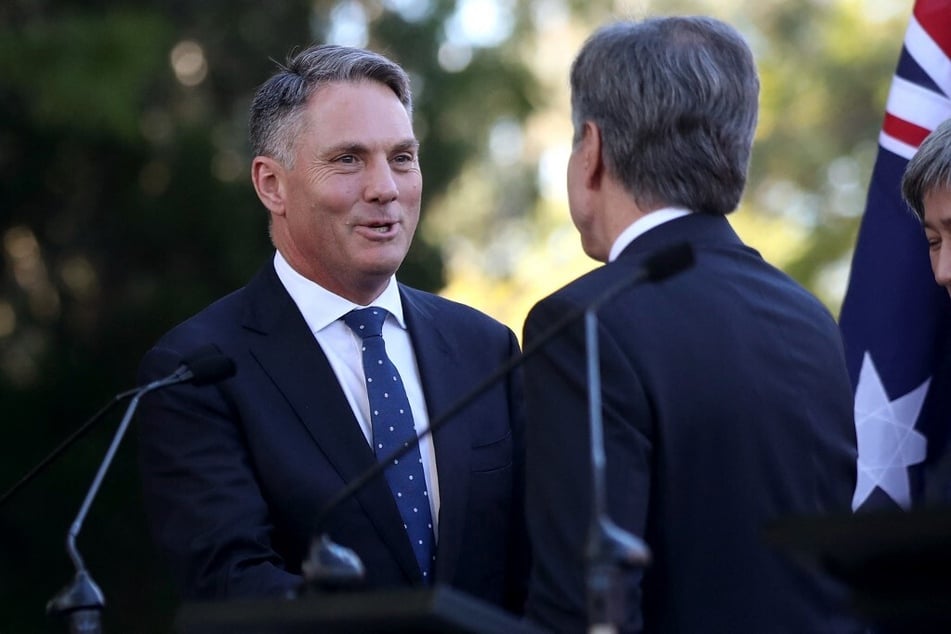 Australian Defence Minister Richard Marles (l.) talks with US Secretary of State Antony Blinken during a press conference in Brisbane.